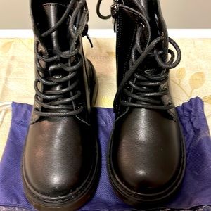 Black boots for girls!